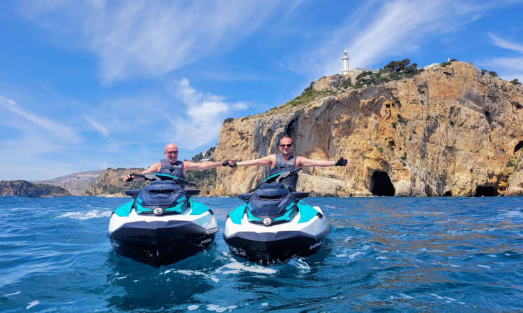 Turistas en moto de agua cerca del Cabo de la Nao