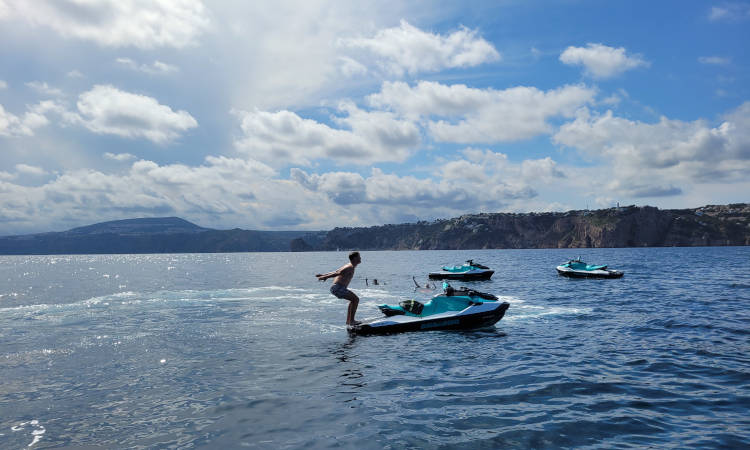 Turistas en moto de agua cerca del Cabo de la Nao