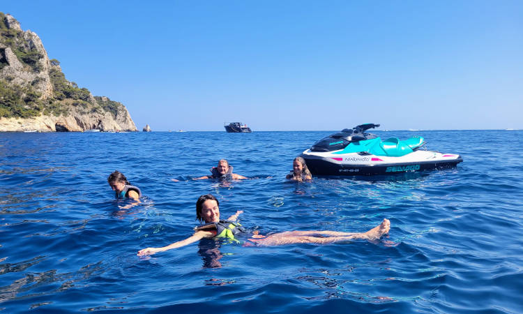 Excursionistas explorando las aguas cristalinas del Cabo de la Nao
