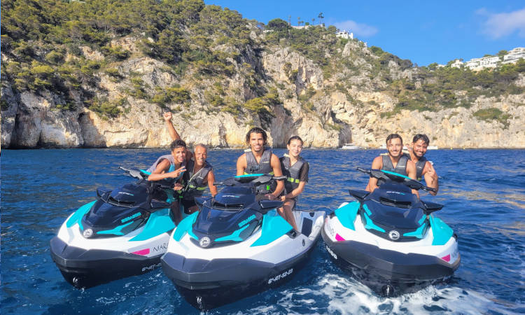 Turistas en moto de agua cerca del Cabo de la Nao