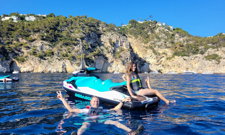 Disfrutando de un día soleado en el Cabo de la Nao