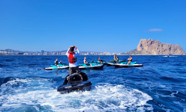 Grupo de motos de agua con el Peñón de Ifach al fondo.