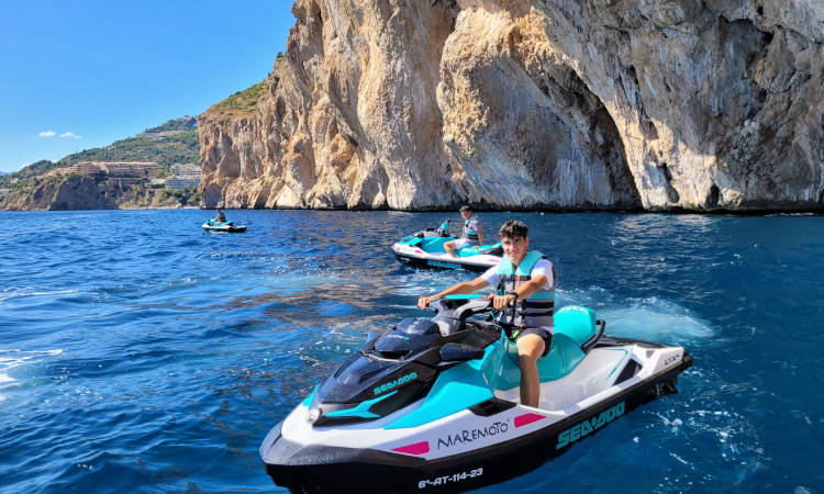 Motos de agua recorriendo la costa rocosa de Morro de Toix