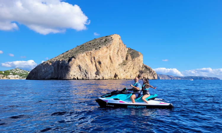 Disfrutando del paseo con los impresionantes acantilados de Punta Moraira.